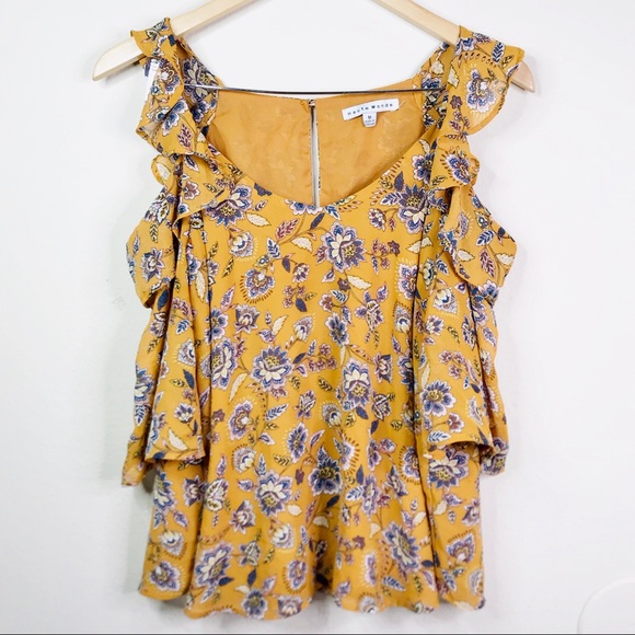 Haute Monde Tops - ⭐️Haute monde floral cold shoulder ruffle top